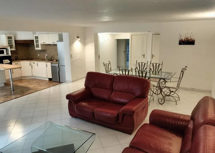 Location Rez De Maison Dans Quartier Charmant
